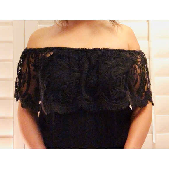 Forever 21 | Off-the-shoulder top with lace detail - Picture 2 of 5